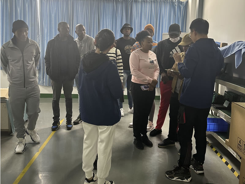 綿陽非洲留學(xué)生團(tuán)參訪我司工廠，共促中外國(guó)際交流與商務(wù)合作新篇章！6.jpg