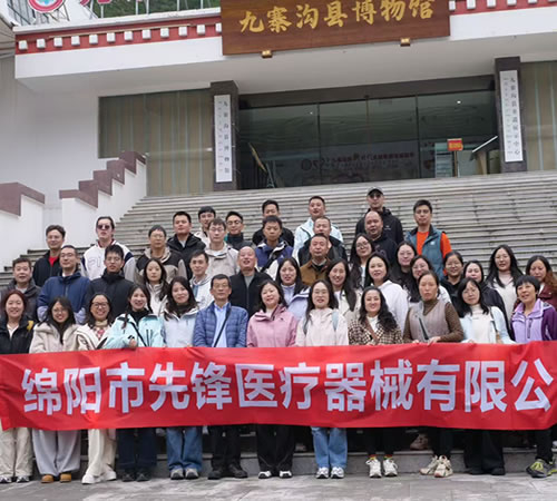 九寨秋深時(shí)，先鋒同行路